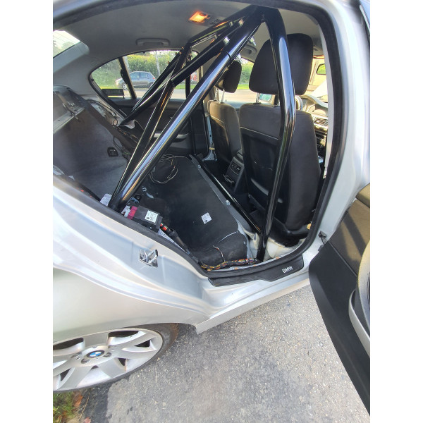 Bolt-in Half Roll Cage BMW 3 E90 Red